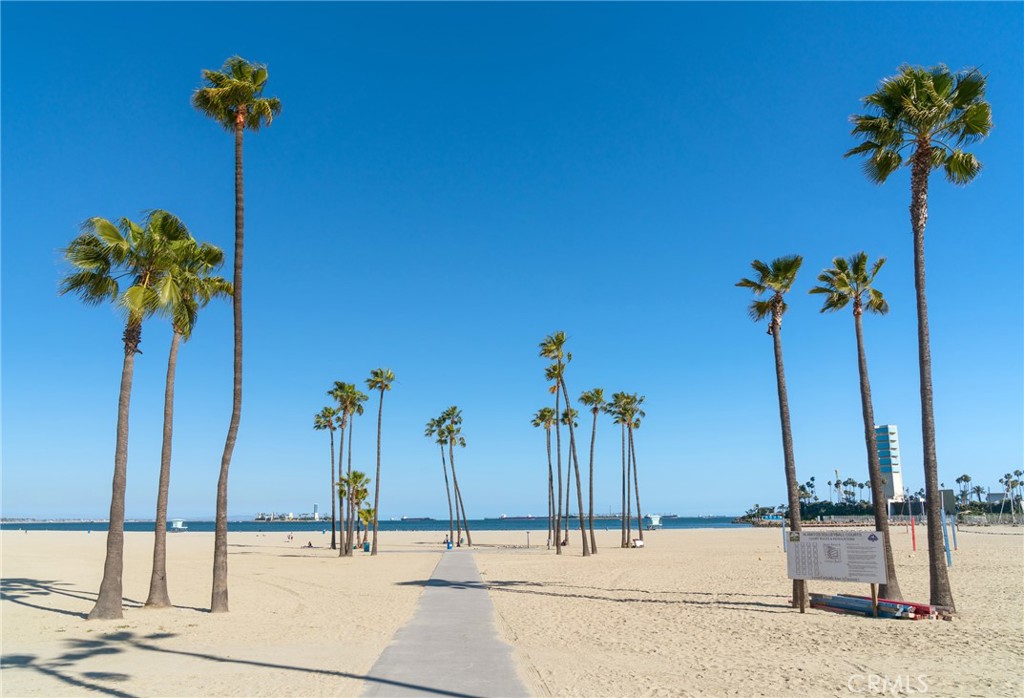 https://media.crmls.org/medias/b11b7cc1-b6c2-4b6c-bf79-4c4f0acacd56.jpg?preset=X-Large