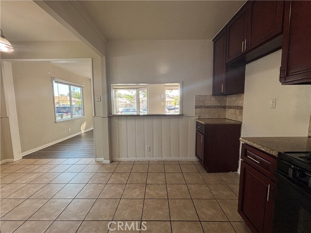 8135 Wakefield Avenue, Panorama City CA: https://media.crmls.org/medias/b121cc45-6015-4c47-b831-9600c1031204.jpg
