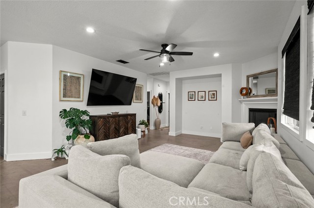 Detail Gallery Image 8 of 44 For 6945 Cedar Creek Rd, Corona,  CA 92880 - 4 Beds | 2 Baths