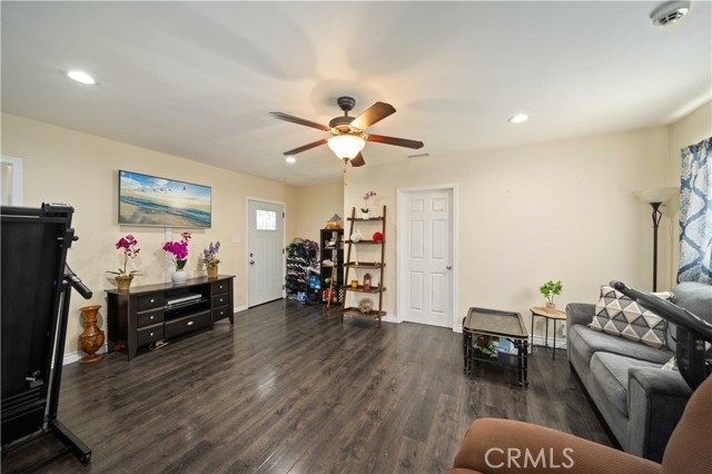 Detail Gallery Image 6 of 27 For 6838 Severn Dr, Paramount,  CA 90723 - 4 Beds | 2 Baths