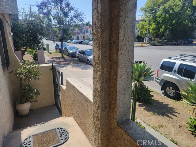 4214 Rosewood Avenue, Los Angeles CA: https://media.crmls.org/medias/b123de76-fbed-4347-9e70-d6febc893721.jpg