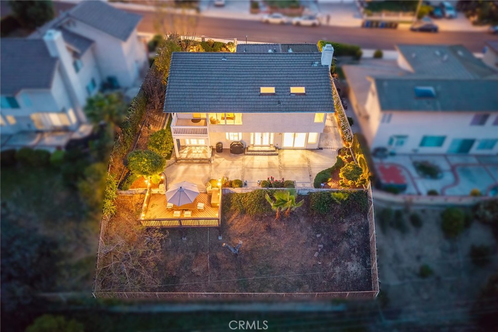 https://media.crmls.org/medias/b127a541-df73-4e08-b1de-d70f645057c9.jpg?preset=X-Large