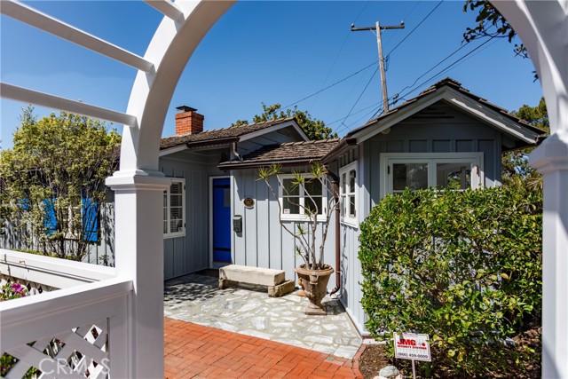 1215 Brangwyn Way, Laguna Beach CA: https://media.crmls.org/medias/b12a87cf-eb15-41a5-96a6-24f2ad8470d3.jpg