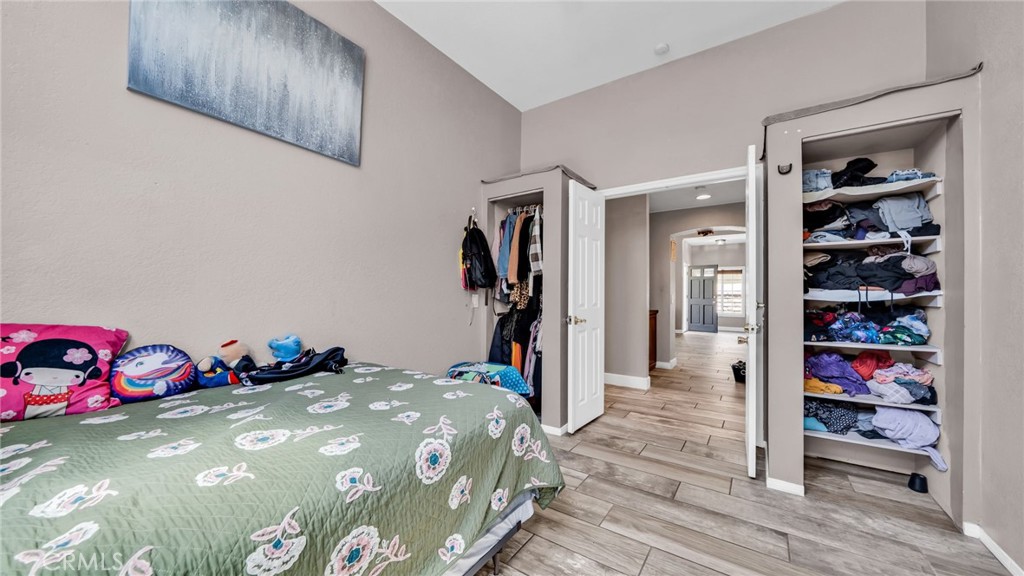 https://media.crmls.org/medias/b12ba548-bed5-4c55-9edc-b49e407dc23d.jpg?preset=X-Large