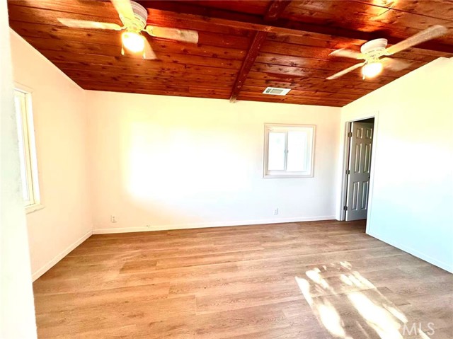 Detail Gallery Image 8 of 14 For 2002 N Woodridge, Hanford,  CA 93230 - 3 Beds | 1 Baths