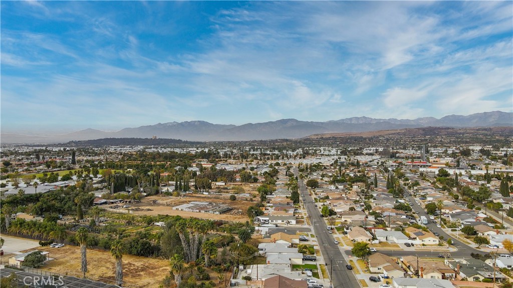 https://media.crmls.org/medias/b12c6b3b-b1b3-428e-9f8e-ec887bcd96b7.jpg?preset=X-Large