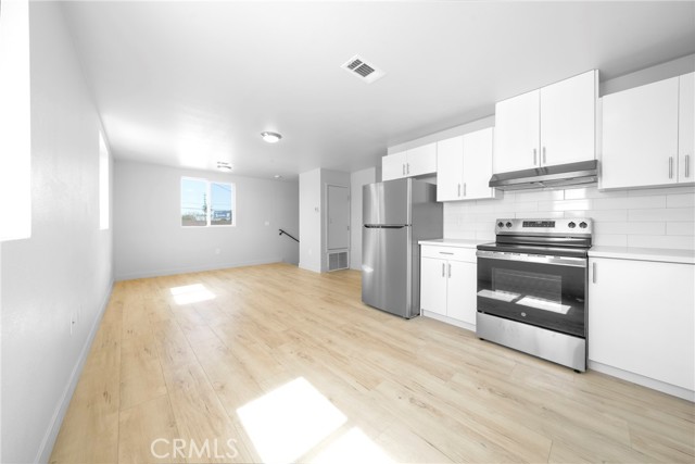 Detail Gallery Image 8 of 11 For 236 1/2 W 84th, Los Angeles,  CA 90003 - 5 Beds | 3 Baths