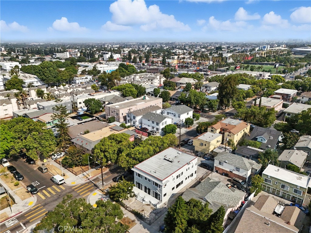 https://media.crmls.org/medias/b12fbd1f-1c30-426a-bd8e-2c7d92c87f39.jpg?preset=X-Large