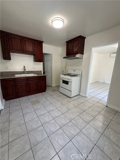 942 E 6th Street, Pomona CA: https://media.crmls.org/medias/b133fa2d-941d-427b-b81b-0cbce83ffac1.jpg