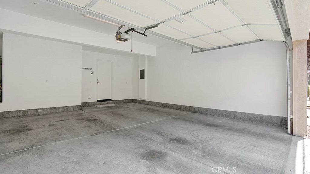https://media.crmls.org/medias/b135ab0d-3993-499a-b802-5bde8c0d5762.jpg?preset=X-Large