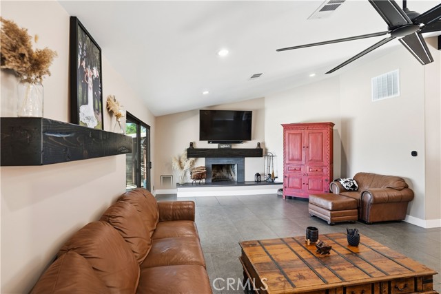 Detail Gallery Image 10 of 69 For 30861 Blackhorse Dr, Canyon Lake,  CA 92587 - 4 Beds | 2/1 Baths