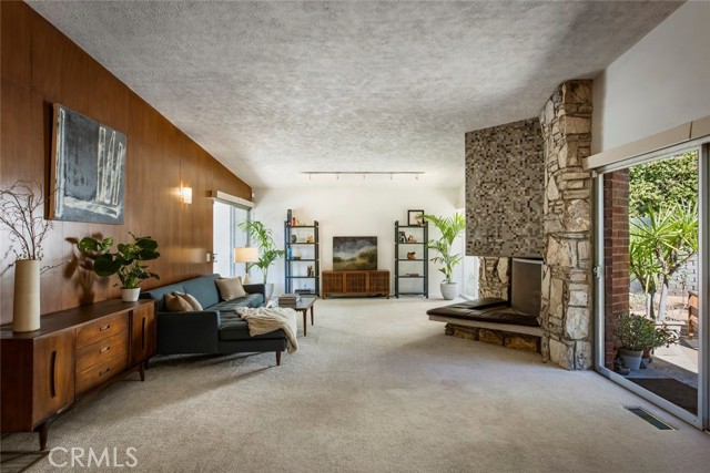 Detail Gallery Image 10 of 54 For 2820 E Chevy Chase Dr, Glendale,  CA 91206 - 2 Beds | 2 Baths