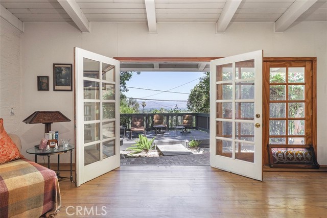 22526 Cass Avenue, Woodland Hills CA: https://media.crmls.org/medias/b1385d2c-8b23-4819-a915-857b0f5c91ba.jpg