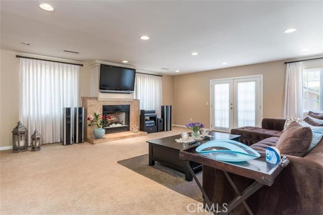 Detail Gallery Image 2 of 26 For 18005 Bullock, Encino,  CA 91316 - 5 Beds | 4 Baths