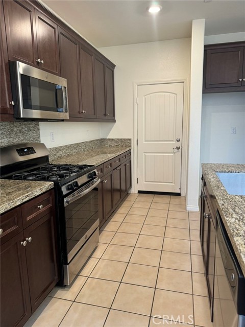 Detail Gallery Image 5 of 14 For 3165 E Olympic Dr, Ontario,  CA 91762 - 3 Beds | 2/1 Baths