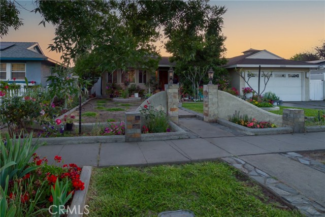 Detail Gallery Image 3 of 40 For 10049 Langdon, –,  CA 91345 - 3 Beds | 3 Baths