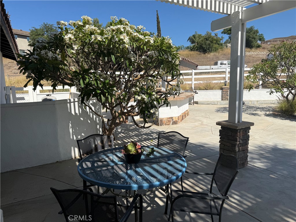 https://media.crmls.org/medias/b13da501-a4e6-4d1d-a31c-b21e7bd5a796.jpg?preset=X-Large