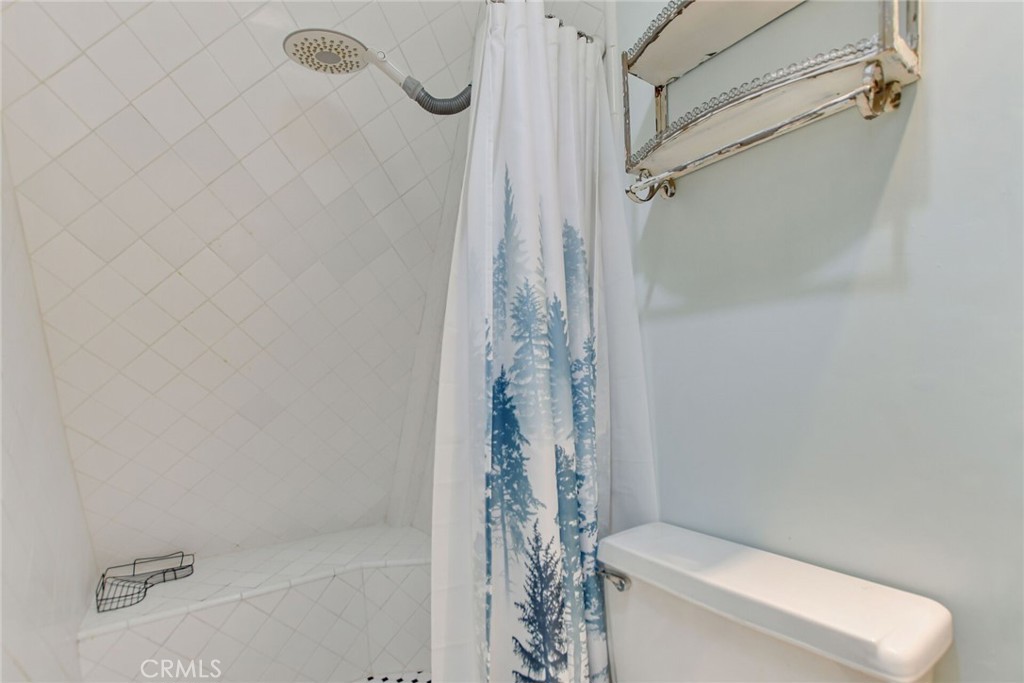 https://media.crmls.org/medias/b13e21cd-ab3b-405a-960b-d11eed1e087a.jpg?preset=X-Large