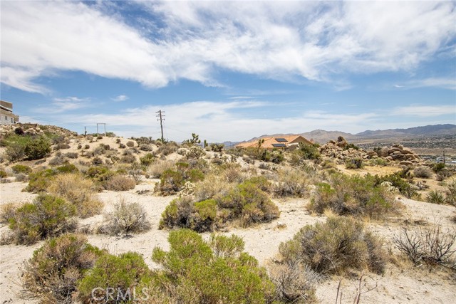 57333 Buena Suerte Road, Yucca Valley CA: https://media.crmls.org/medias/b13f070e-2a31-4115-9e71-5ee68da01c1e.jpg