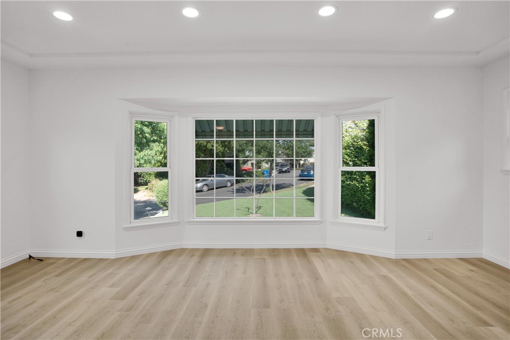 https://media.crmls.org/medias/b14056a6-2615-44ba-b9a7-7c4c4c3dfdca.jpg?preset=X-Large