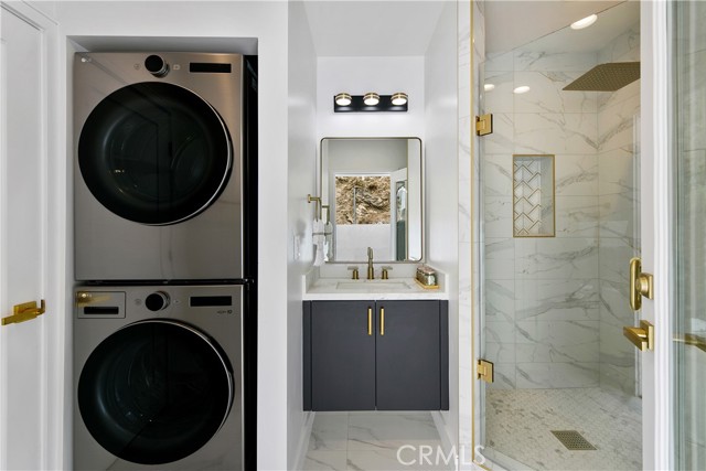 Detail Gallery Image 22 of 51 For 3900 Benedict Canyon Dr, Sherman Oaks,  CA 91423 - 3 Beds | 4 Baths
