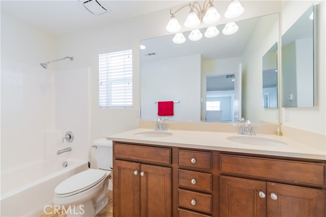 6851 Tourmaline Drive, Eastvale CA: https://media.crmls.org/medias/b1431a8a-3640-4bd5-8314-240edc000c2e.jpg