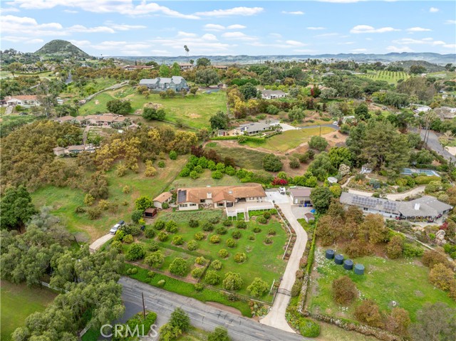 735 Del Valle Drive, Fallbrook CA: https://media.crmls.org/medias/b1449569-0605-4ff7-877d-e1b9f9e2c9ad.jpg