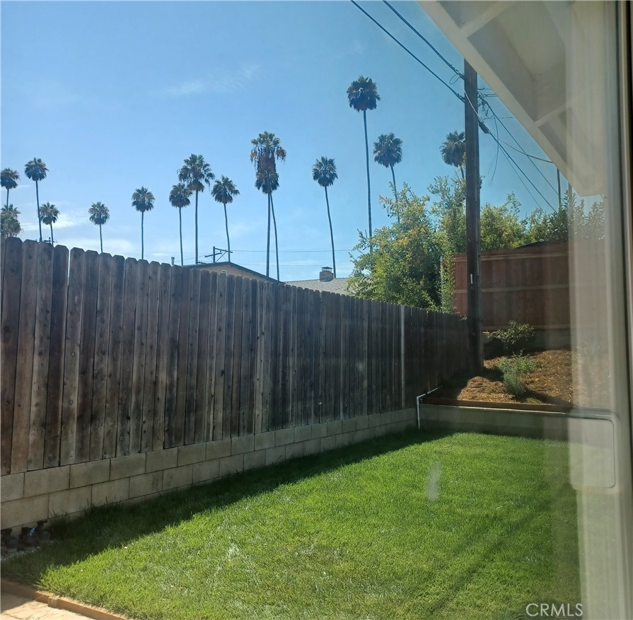 https://media.crmls.org/medias/b14589a6-886d-404f-9821-46d02f87b5ef.jpg?preset=X-Large