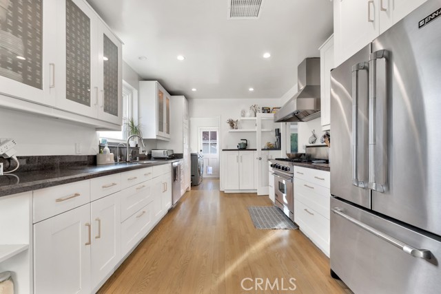 Detail Gallery Image 10 of 52 For 5727 Colbath, Valley Glen,  CA 91401 - 3 Beds | 3 Baths