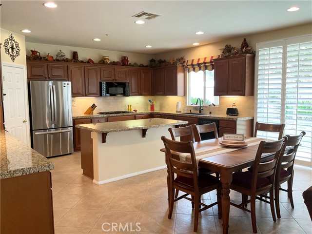 Detail Gallery Image 15 of 73 For 7123 Hidden Ct, Highland,  CA 92346 - 4 Beds | 3 Baths