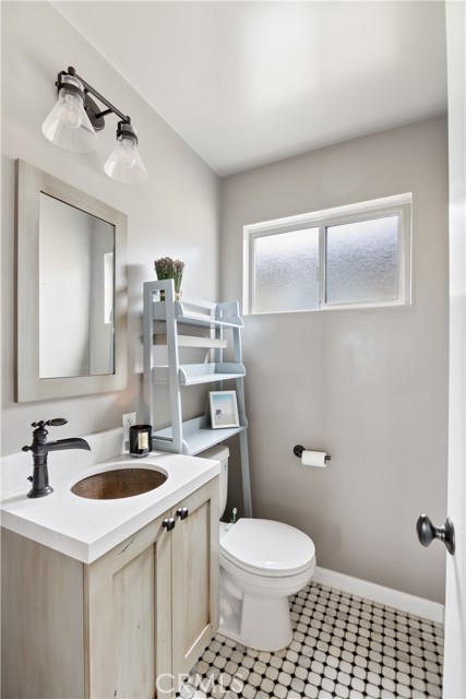 284 Chiquita Street, Laguna Beach CA: https://media.crmls.org/medias/b1484833-9374-42f7-8d04-af0e68e3f1a3.jpg