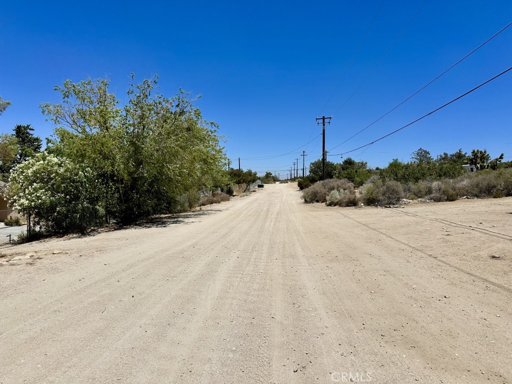 https://media.crmls.org/medias/b14e051d-2d02-4950-912a-e95fdf678d1a.jpg?preset=X-Large