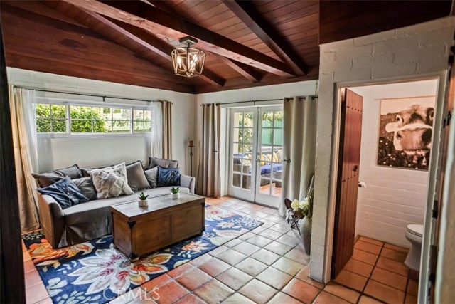 525 Bob Hope Drive, Burbank CA: https://media.crmls.org/medias/b14e48ff-6b6d-4d9f-9600-03d93a475d2f.jpg