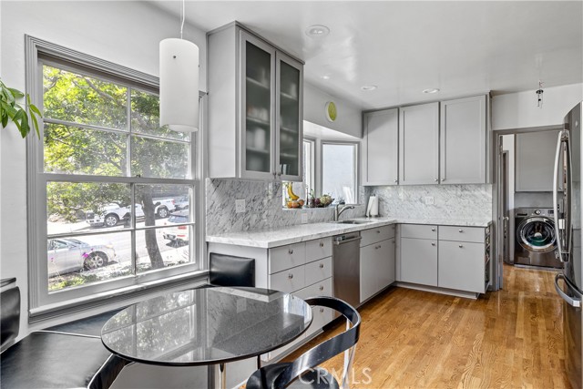 Detail Gallery Image 16 of 33 For 1701 Pier Ave, Santa Monica,  CA 90405 - 4 Beds | 2/1 Baths
