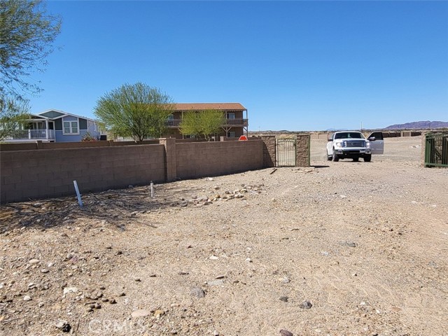 Has both drive through and walk through gates