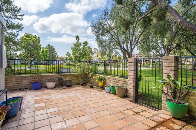 75 Willow Tree Lane, Irvine CA: https://media.crmls.org/medias/b152c639-2ae4-43e7-83e6-e008ffee2b38.jpg