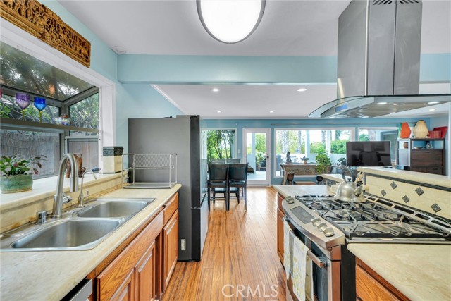 2025 Navy Street, Santa Monica CA: https://media.crmls.org/medias/b1540bfa-9ecc-4e6d-a486-b00c2c64bb4d.jpg