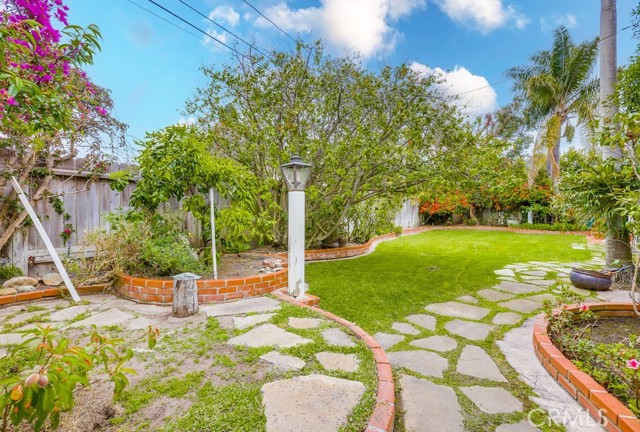 2144 Iris Place, Costa Mesa CA: https://media.crmls.org/medias/b1550ede-5b10-4555-8403-0109e2205d3b.jpg