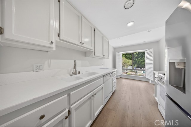 Detail Gallery Image 12 of 43 For 15235 Magnolia Bld #E,  Sherman Oaks,  CA 91403 - 3 Beds | 3 Baths