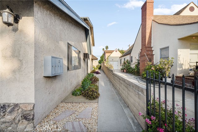 1070 Freeman Avenue, Long Beach CA: https://media.crmls.org/medias/b15c8aca-94b1-43cf-9a41-3f5e362729e2.jpg