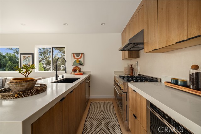 Detail Gallery Image 8 of 39 For 3950 Franklin Ave, Los Angeles,  CA 90027 - 3 Beds | 3/1 Baths