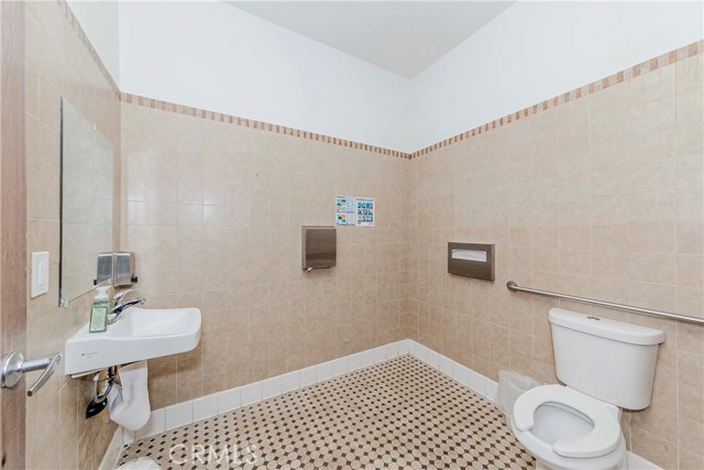 Image 18 of 30 For 702 Holt Avenue