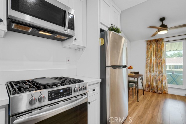 Detail Gallery Image 11 of 50 For 19118 Avenue of the Oaks #B,  Newhall,  CA 91321 - 2 Beds | 1 Baths