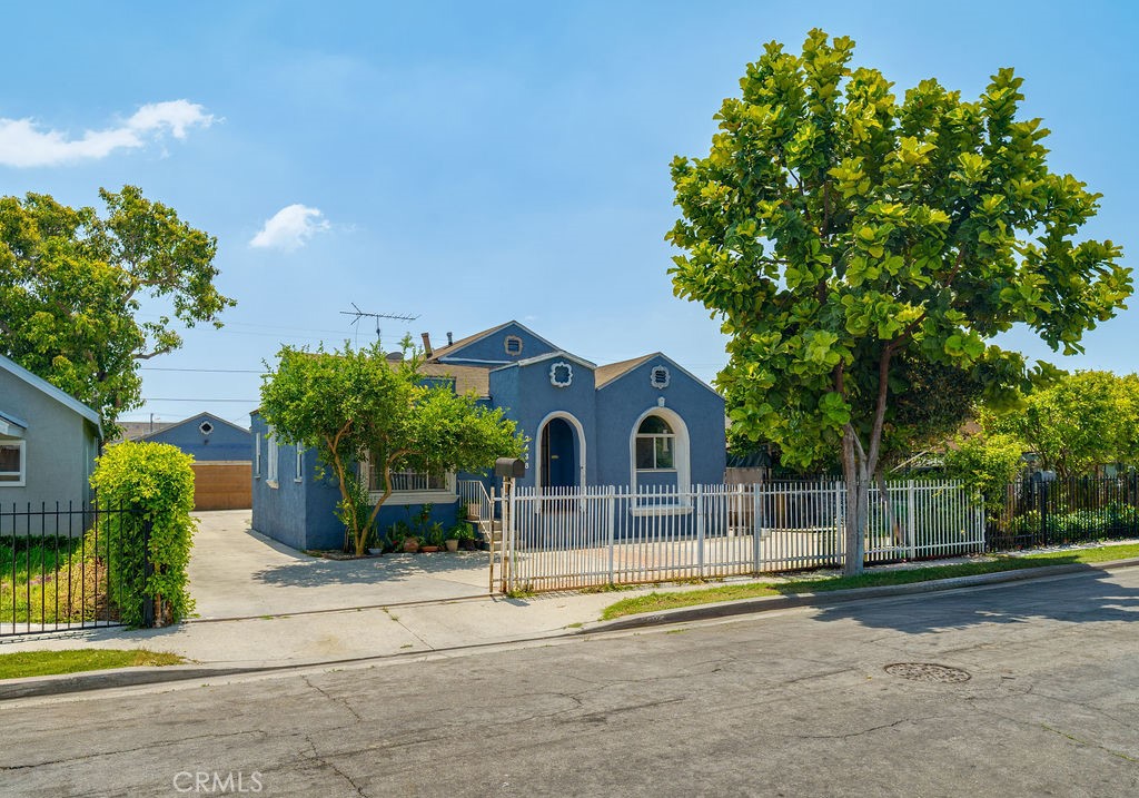 2438 E 114th