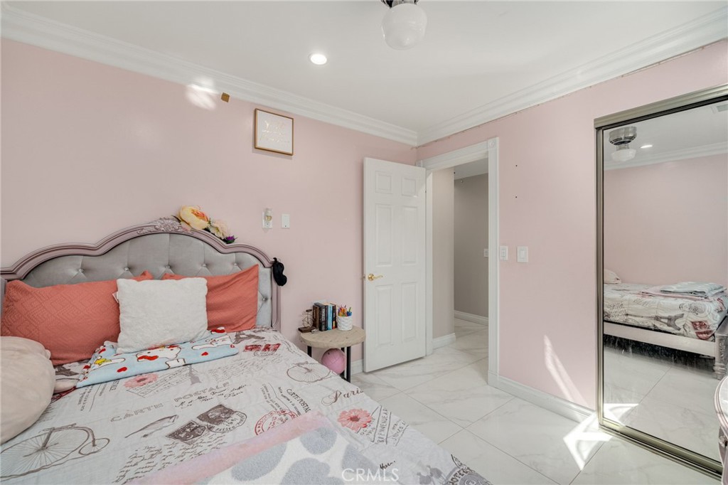 https://media.crmls.org/medias/b162b173-586b-4554-9b7a-6eb2fdb456a0.jpg?preset=X-Large