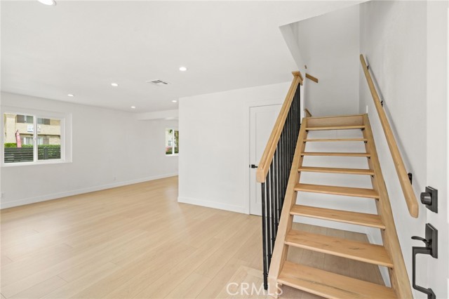 Detail Gallery Image 4 of 33 For 7010 Lennox Ave #B,  Van Nuys,  CA 91405 - 4 Beds | 2 Baths