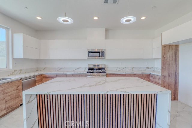 Detail Gallery Image 6 of 27 For 14424 Buvan Ct, Moreno Valley,  CA 92555 - 5 Beds | 3/1 Baths