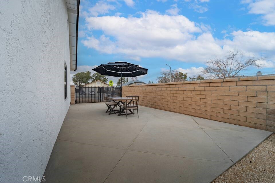 https://media.crmls.org/medias/b1657ff5-6736-473c-980b-15cd463d5eda.jpg?preset=X-Large