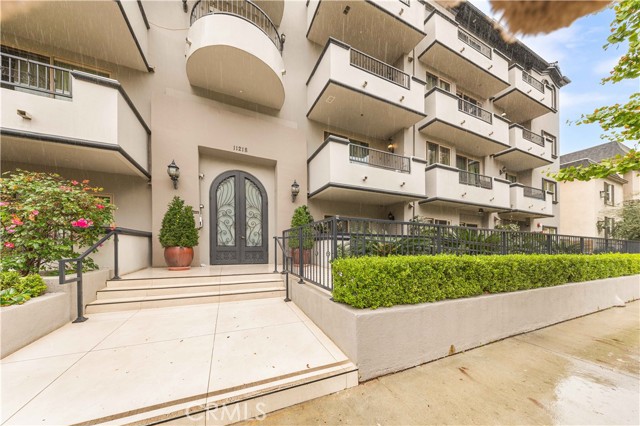 Detail Gallery Image 2 of 53 For 11218 Camarillo St #404,  Toluca Lake,  CA 91602 - 3 Beds | 3 Baths