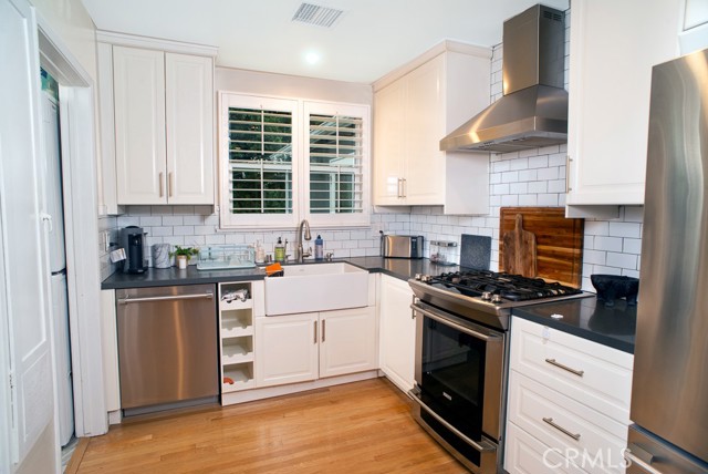 Detail Gallery Image 6 of 16 For 6458 Hanna Ave, Woodland Hills,  CA 91303 - 3 Beds | 3 Baths